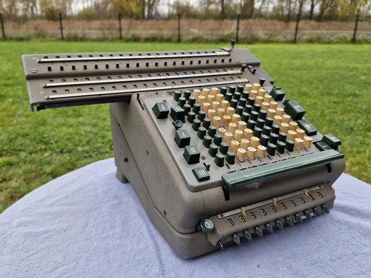 Madas 20AG arithmetic electrische tafel calculator, Antiek en Kunst, Antiek | Kantoor en Zakelijk, Ophalen of Verzenden