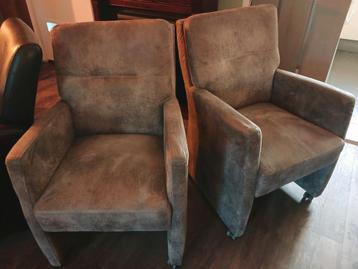 4 nog goed uitziende eetkamer stoelen op wieletjes.  beschikbaar voor biedingen