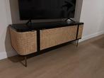 Zwart TV meubel met rotan details - 160cm, Huis en Inrichting, Kasten | Televisiemeubels, Ophalen, 150 tot 200 cm, Zo goed als nieuw