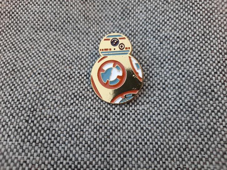 1 mooie Star Wars bb-8 pin te koop, Verzamelen, Speldjes, Pins en Buttons, Nieuw, Speldje of Pin, Overige onderwerpen, Ophalen of Verzenden