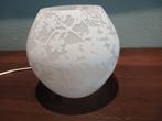 IKEA gave glazen bol lamp met bloem/bladdecoratie,, Huis en Inrichting, Lampen | Tafellampen, Ophalen, Minder dan 50 cm