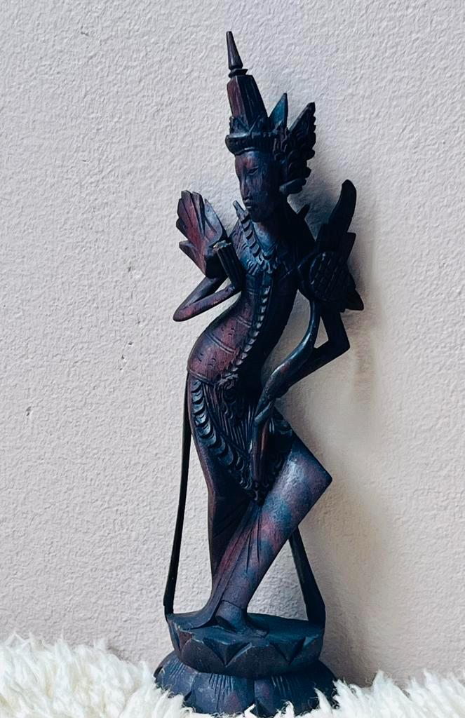 Balinees houten beeldje van een vrouw, Antiek en Kunst, Kunst | Beelden en Houtsnijwerken, Ophalen of Verzenden