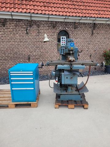 Nette freesbank freesmachine met gereedschapskast beschikbaar voor biedingen