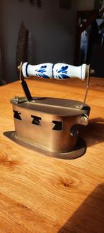 Antiek strijkijzer., Ophalen