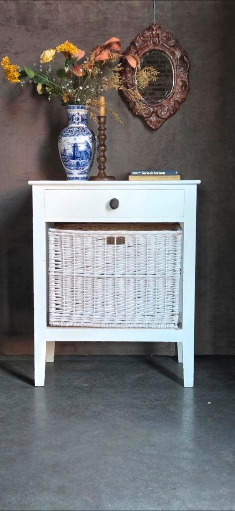 Wit kastje kast sidetable lade en rieten mand, Huis en Inrichting, Kasten | Ladekasten, Gebruikt, 50 tot 100 cm, 25 tot 50 cm