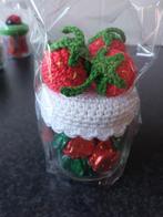 Nieuw gehaakt potje aardbeien gevuld met aardbeien snoepjes, Ophalen of Verzenden, Nieuw
