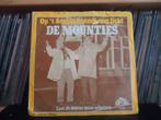 7" Single Mounties - Op 't Hoekje Brandt Nog Licht / Laat De, Cd's en Dvd's, Gebruikt, 7 inch, Single, Ophalen of Verzenden