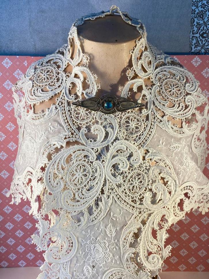 Zilveren filigraine broche met blauwe steen, Sieraden, Tassen en Uiterlijk, Antieke sieraden, Broche, Zilver, Ophalen of Verzenden