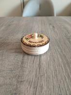 Een houten doosje met bloemen motieven, Ophalen, Zo goed als nieuw, Glas of Kopje