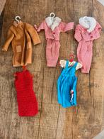 Jurken barbie poppen vintage ruiten jas gebreid blauw rood, Kinderen en Baby's, Speelgoed | Poppen, Ophalen of Verzenden, Zo goed als nieuw