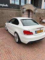 BMW 1-Coupé (e82) 120i 170pk Aut. 2012 Wit, Auto's, BMW, Origineel Nederlands, Te koop, Benzine, 4 stoelen