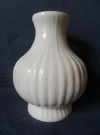 Grote geribde witte vaas Porceleyne Fles Delft h 26,5 chips, Ophalen of Verzenden