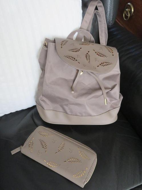 Kleine rugtas met portemonnee/cloche, Sieraden, Tassen en Uiterlijk, Tassen | Rugtassen, Nieuw, 25 tot 40 cm, 30 tot 45 cm, Ophalen