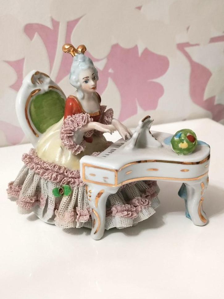 ORIGINEEL DRESDEN KANTPORSELEINEN ART-miniatuur beeldje, Antiek en Kunst, Antiek | Porselein, Ophalen of Verzenden