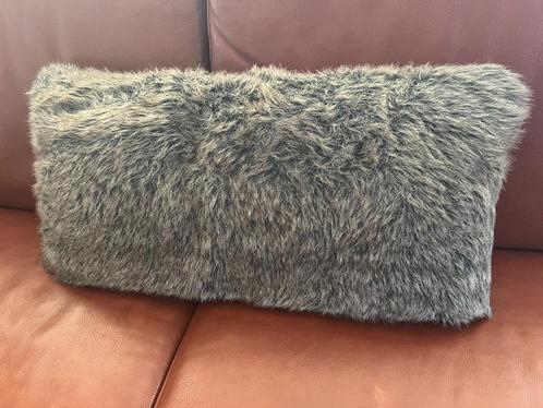 sierkussen rechthoek vacht bruin grijs Braxton Home 70  x 35, Huis en Inrichting, Woonaccessoires | Kussens, Zo goed als nieuw