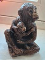 Oud beeldje aap met baby, Ophalen of Verzenden, Gebruikt, Beton, Dierenbeeld
