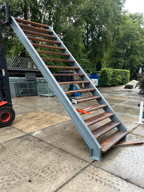 Stalen trap 16 hardhouten treden 3.32 h. 1.46 br. 45 graden, Doe-het-zelf en Verbouw, Ladders en Trappen, Gebruikt, Trap, 2 tot 4 meter