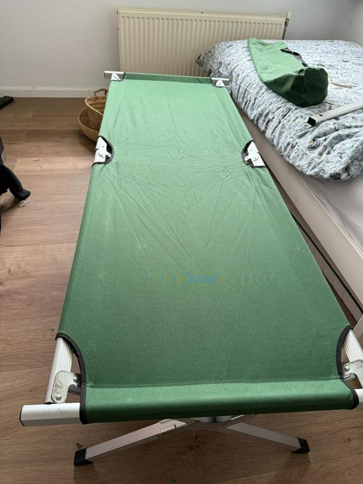 Compact opklapbaar veldbed / logeerbed – groen (2 stuks), Caravans en Kamperen, Kampeermeubelen, Gebruikt, Overige, Ophalen