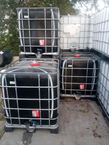 Zwarte ibc regenton 1000 l tank ton vat container gebracht beschikbaar voor biedingen