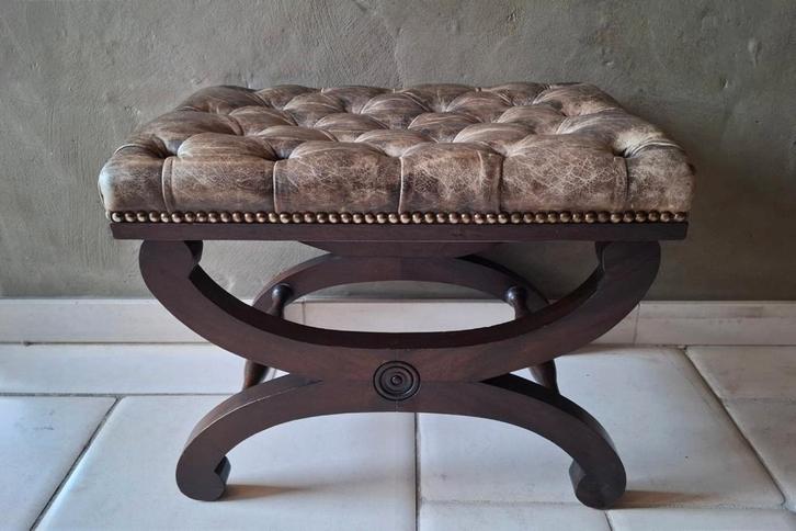 Engelse gecaptionneerde lederen hocker voetenbankje, Huis en Inrichting, Banken | Voetenbanken en Poefen, Zo goed als nieuw, 50 tot 75 cm