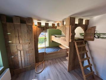 Houten kinderbed in combinatie met een speelfunctie beschikbaar voor biedingen