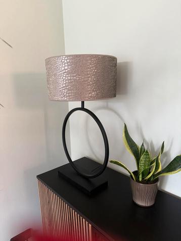 Zwarte metalen voet met mooie lampenkap beschikbaar voor biedingen