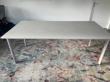 grote tafel/ bureau