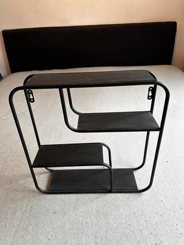 Zwart Metalen Wandkastje met Houten Plankjes beschikbaar voor biedingen