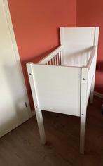 Wieg Noa + matrasje + sluier met standaard wit, Kinderen en Baby's, Babywiegjes en Ledikanten, Ophalen, Zo goed als nieuw, Wieg