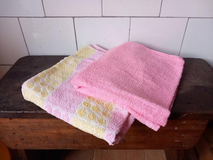 mooie set vintage handdoeken roze en geel pastel, jaren 60, Huis en Inrichting, Badkamer | Badtextiel en Accessoires, Verzenden