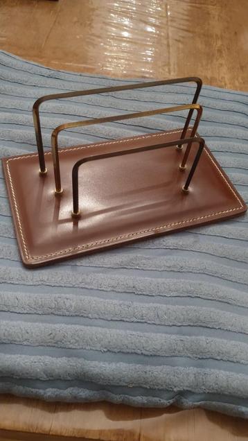 Vintage lederen brievenstandaard beschikbaar voor biedingen