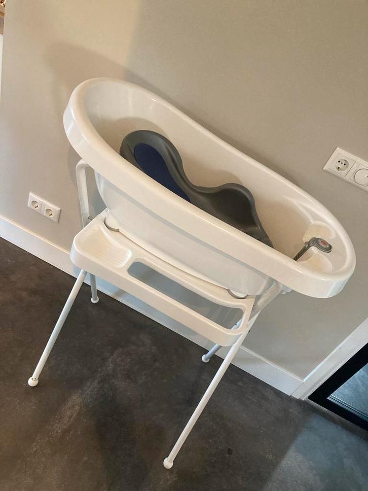 Bébé-jou Babybadje met standaard, zitje en afvoerslang., Kinderen en Baby's, Badjes en Verzorging, Gebruikt, Badje, Bébé-jou, Standaard