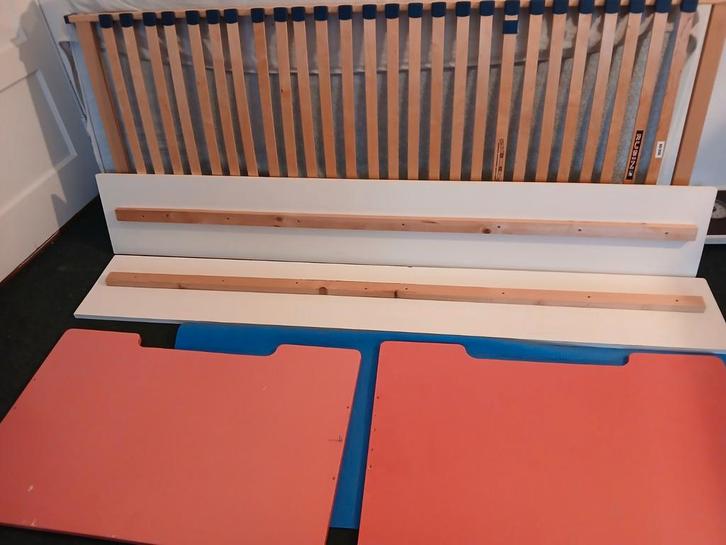 Eenpersoonsbed met lattenbodem en matras, Huis en Inrichting, Slaapkamer | Matrassen en Bedbodems, Gebruikt, Bedbodem, 90 cm, 200 cm