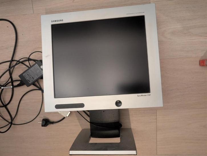 Samsung SyncMaster 171P – Porsche Design monitor, Computers en Software, Monitoren, Gebruikt, 60 Hz of minder, DVI, VGA, Draaibaar