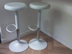 Twee witte barkrukken, 2 krukken, Ophalen, 60 tot 90 cm