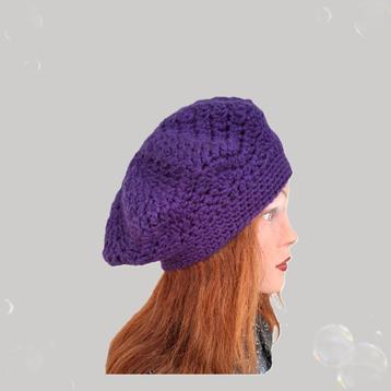 Handgemaakte Gehaakte Paarse Baret beschikbaar voor biedingen
