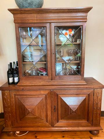 Antieke Kast met Glas in Lood beschikbaar voor biedingen
