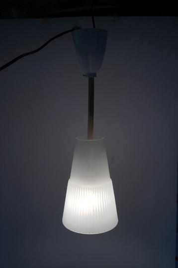 Vintage hanglamp ribbel reliëf mat glas bakeliet wit ddr?. beschikbaar voor biedingen