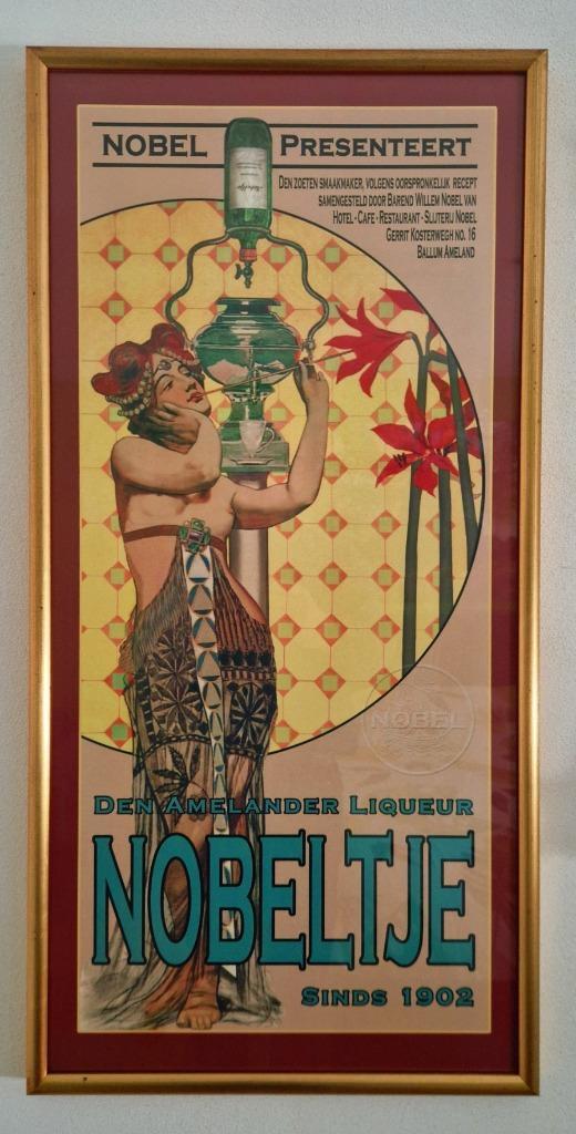 Poster in lijst (Nobeltje likeur), Huis en Inrichting, Woonaccessoires | Schilderijen, Tekeningen en Foto's, Zo goed als nieuw