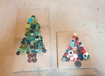 2 kerstbomen gemaakt van knopen op houten plank. Grappig beschikbaar voor biedingen