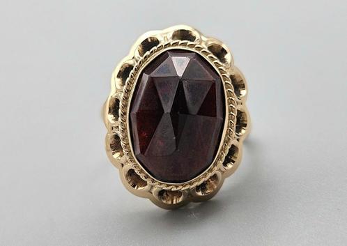 Gouden Vintage ring met edelsteen granaat. 2024/160, Antiek en Kunst, Antiek | Goud en Zilver, Ophalen of Verzenden