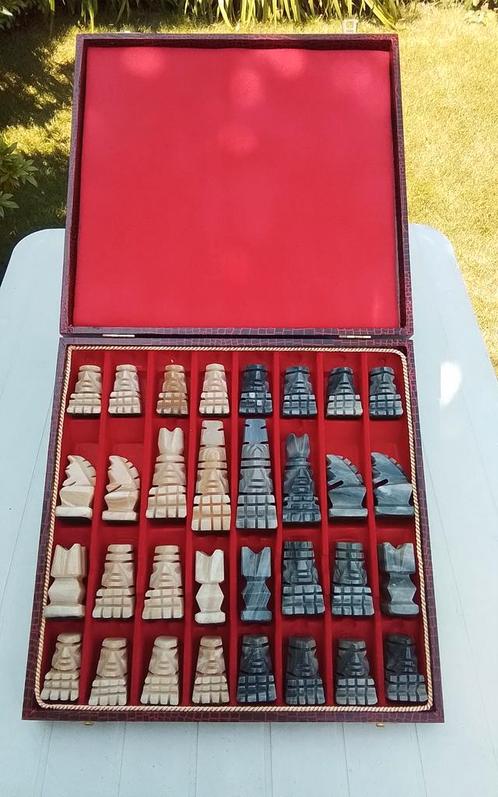 Marmeren schaakstukken in luxe koffercassette., Hobby en Vrije tijd, Denksport en Puzzels, Nieuw, Schaken, Ophalen of Verzenden