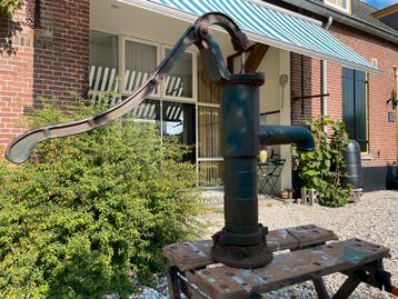Gietijzeren Handpomp antiek model beschikbaar voor biedingen