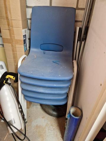 Stapel stoelen beschikbaar voor biedingen