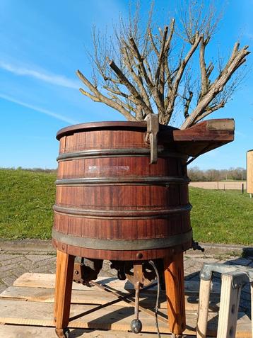 Pareltje van een tafel of planten bak. beschikbaar voor biedingen