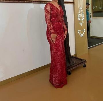 Prachtige Rode Galajurk beschikbaar voor biedingen