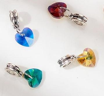 Set van 4 dangles met hartjes beschikbaar voor biedingen