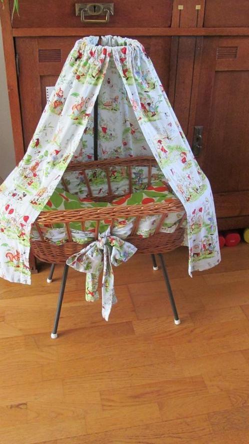 Vintage poppen wiegje met hemeltje en vrolijke bekleding, Kinderen en Baby's, Speelgoed | Poppen, Zo goed als nieuw, Babypop, Ophalen