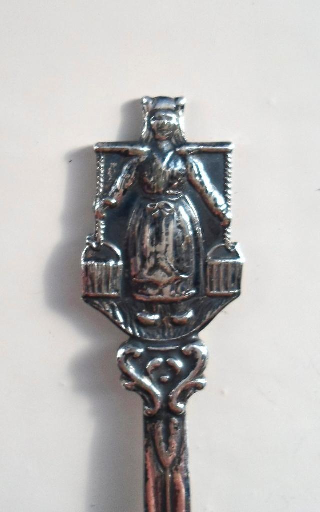Zoutlepeltje. Melkmeisje met juk. Verzilverd. 90 ALAR, Antiek en Kunst, Antiek | Bestek, Ophalen of Verzenden