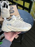 Yeezy boost 700 analog, Kleding | Heren, Schoenen, Wit, Ophalen of Verzenden, Sneakers of Gympen, Zo goed als nieuw